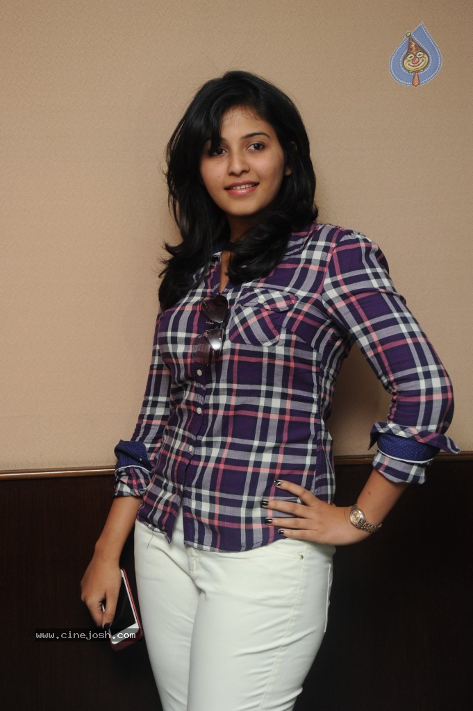 Anjali Latest Pics - 33 / 53 photos