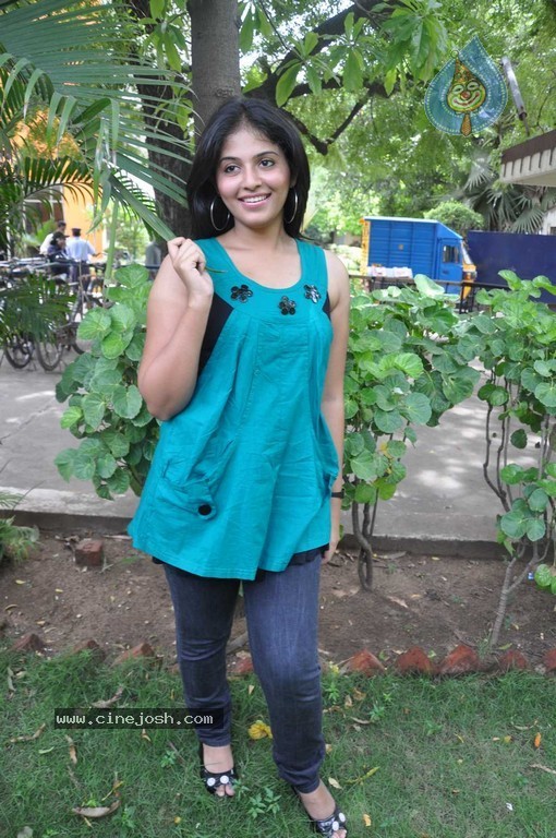 Anjali Latest Stills - 16 / 41 photos