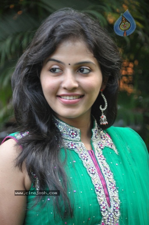 Anjali Latest Stills - 27 / 41 photos