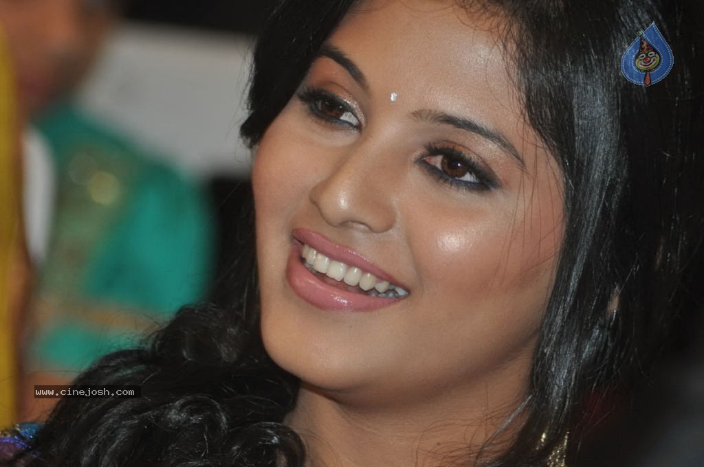 Anjali New Stills - 14 / 48 photos