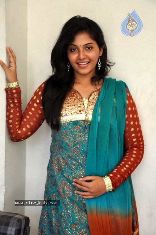 Anjali New Stills - 4 / 21 photos