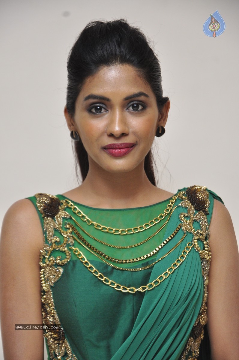 Anjali Patil Stills - 4 / 51 photos