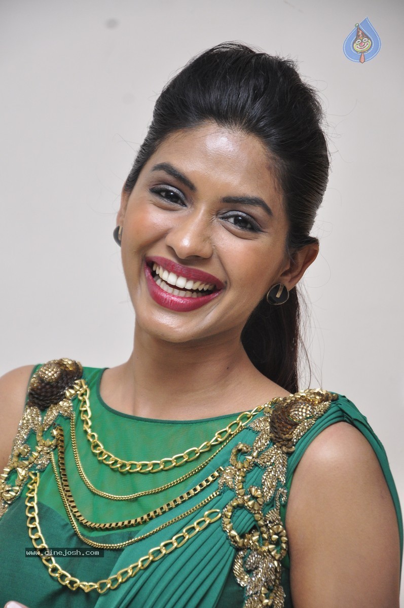 Anjali Patil Stills - 12 / 51 photos