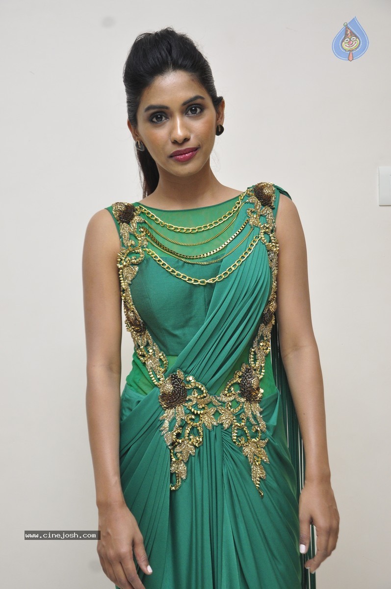 Anjali Patil Stills - 20 / 51 photos