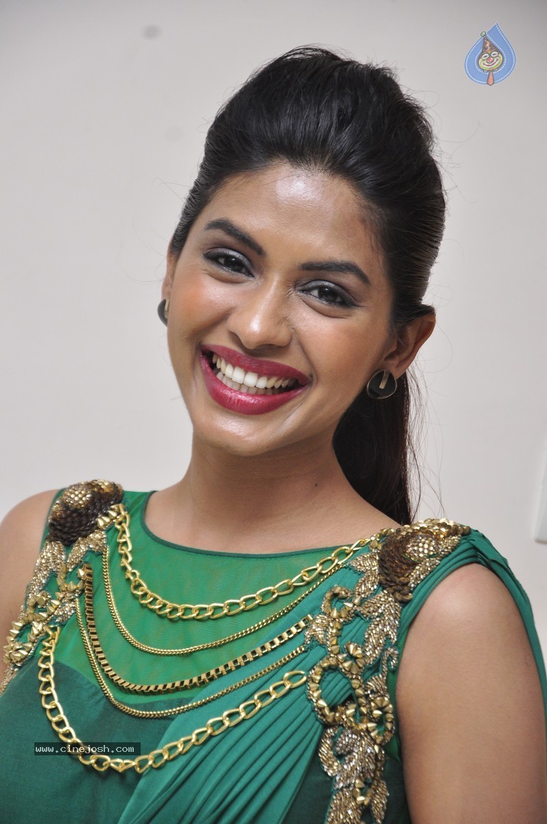 Anjali Patil Stills - 24 / 51 photos