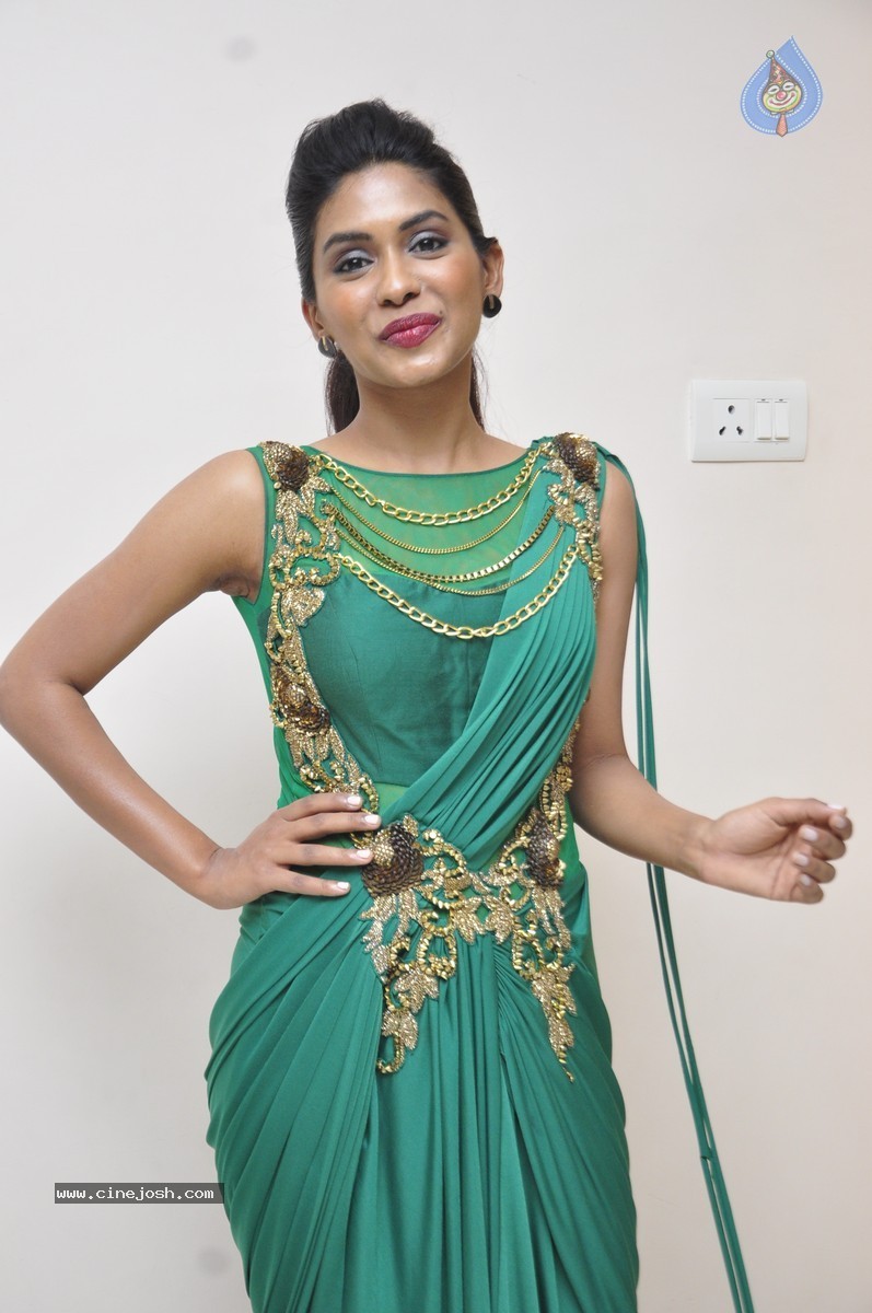 Anjali Patil Stills - 47 / 51 photos