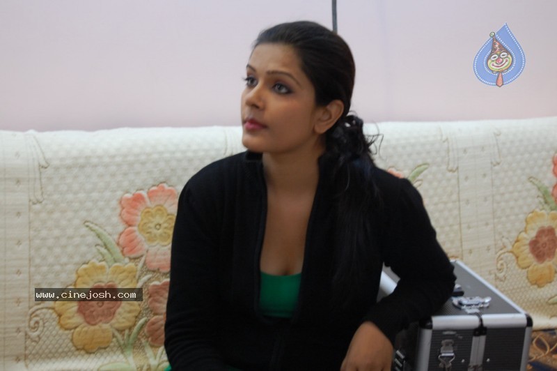 Anjali Stills - 42 / 44 photos