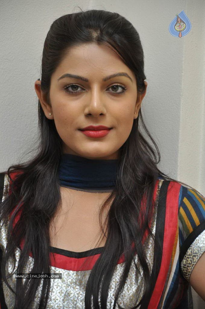 Anjali Stills  - 14 / 39 photos