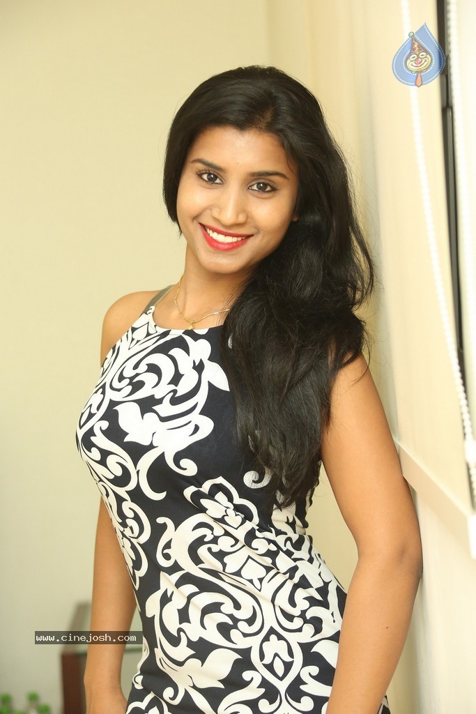 Anjali Stills - 5 / 77 photos