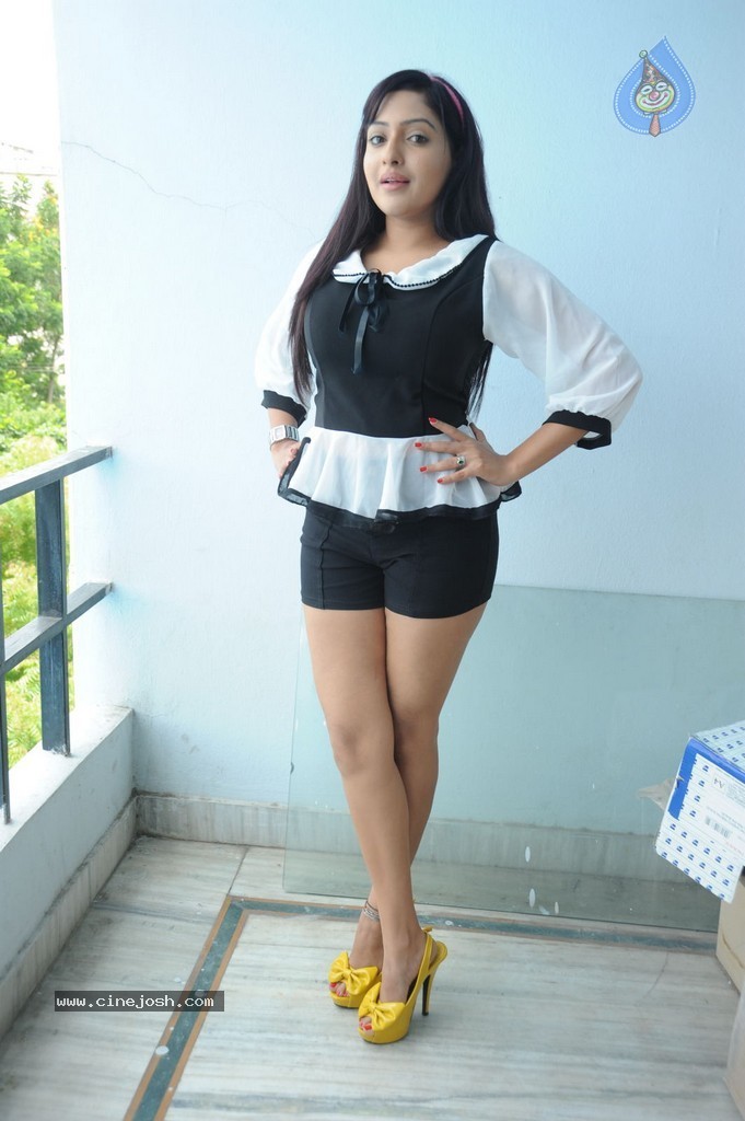 Anjana Deshpande Gallery - 23 / 79 photos