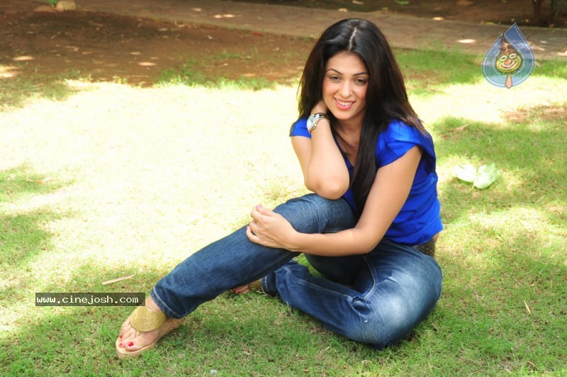 Anjana Sukhani Gallery - 32 / 49 photos