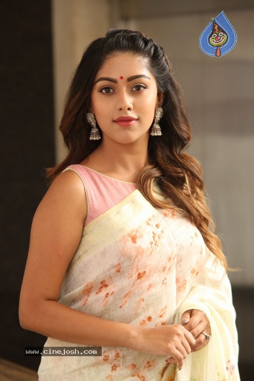 Anu Emmanuel Pictures - 8 / 37 photos