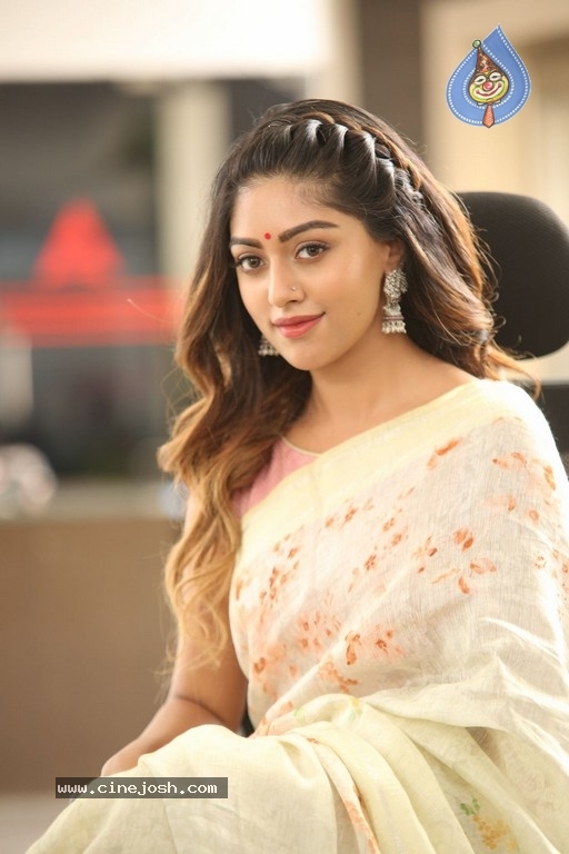 Anu Emmanuel Pictures - 17 / 37 photos