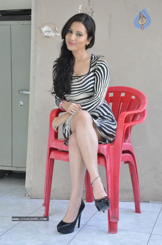 Anu Smruthi Hot Stills - 28 / 128 photos