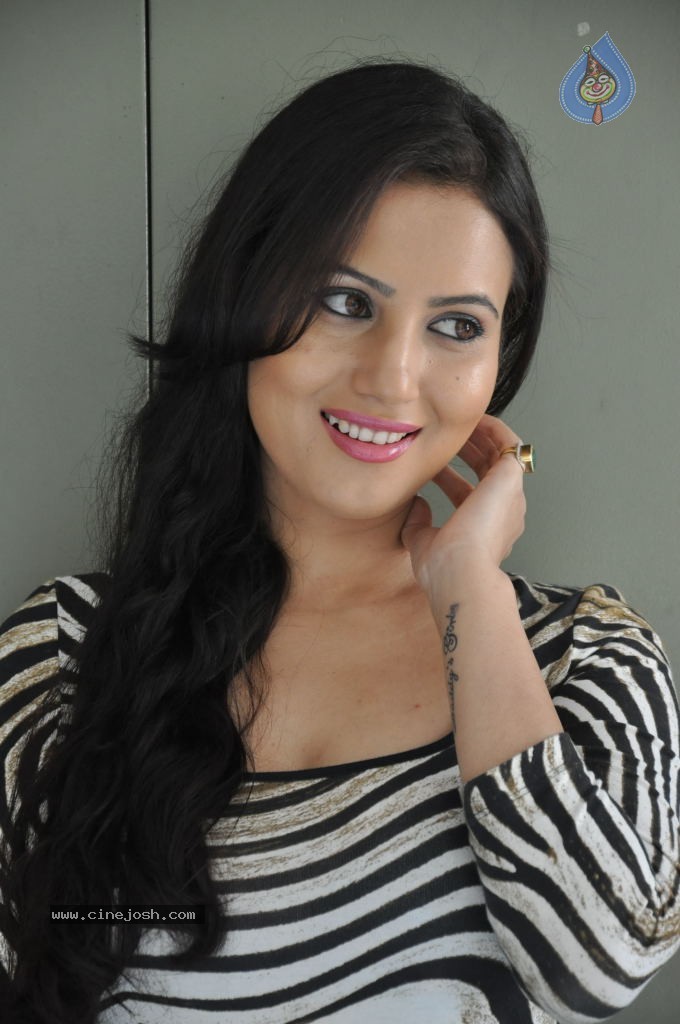 Anu Smruthi Hot Stills - 33 / 128 photos