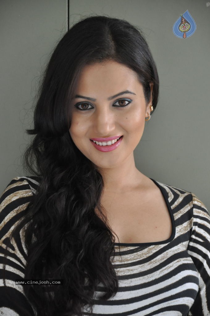 Anu Smruthi Hot Stills - 81 / 128 photos