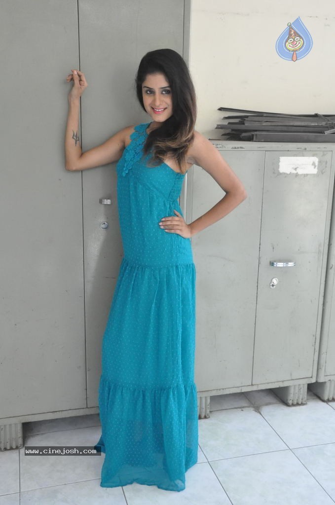 Anukriti Stills - 11 / 53 photos