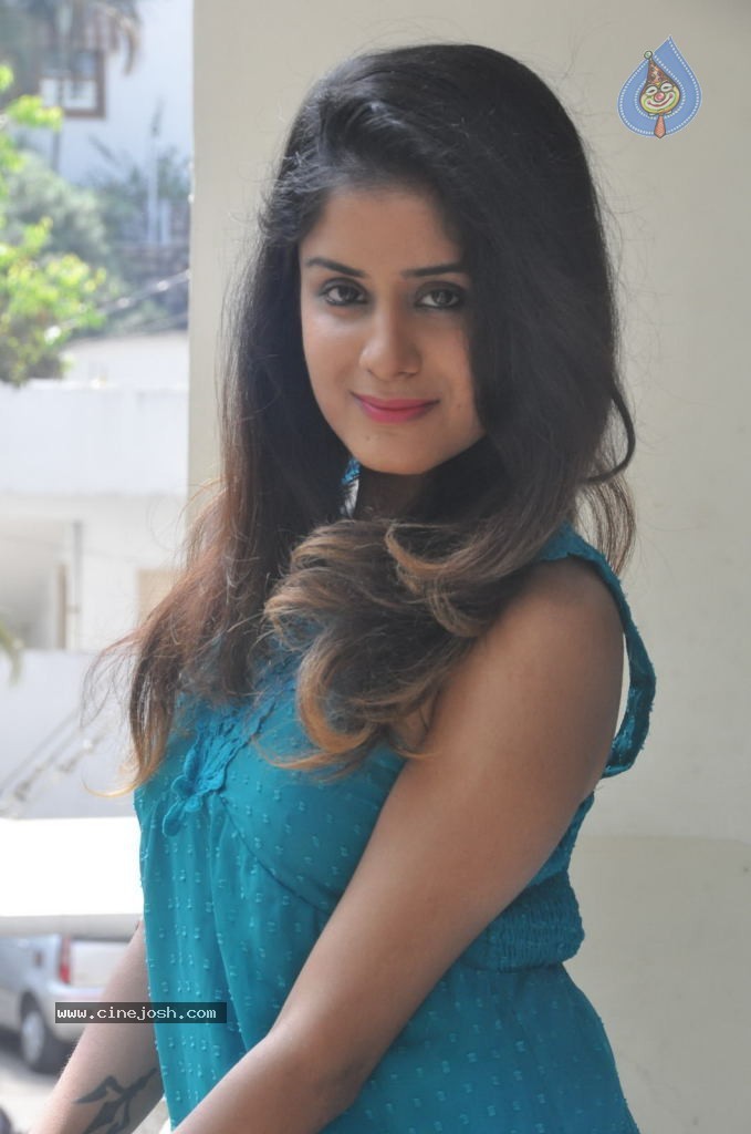 Anukriti Stills - 14 / 53 photos