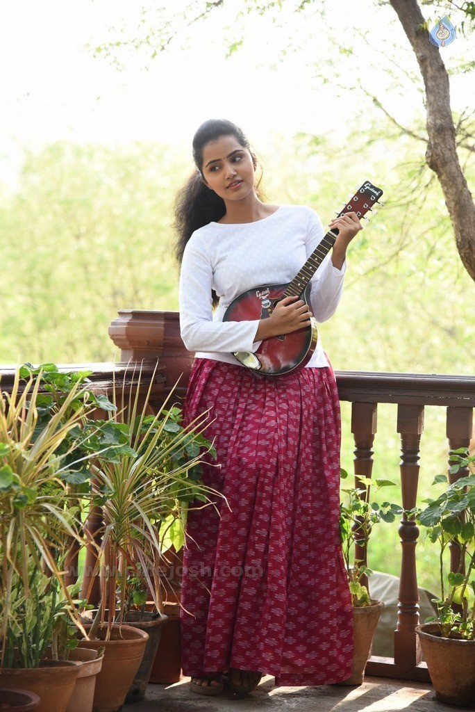 Anupama Parameswaran New Gallery - 31 / 52 photos