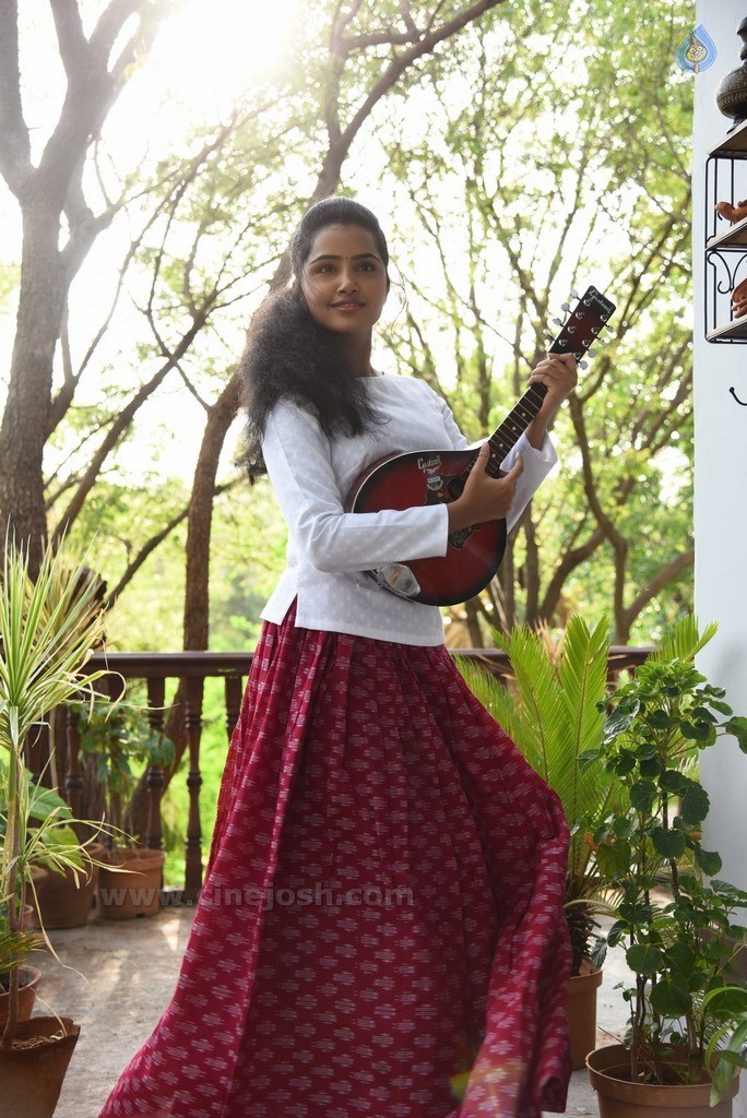 Anupama Parameswaran New Gallery - 33 / 52 photos