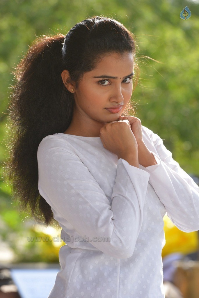 Anupama Parameswaran New Gallery - 42 / 52 photos