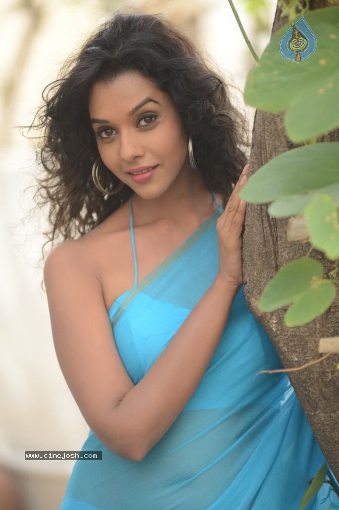 Anupriya Hot Stills - 33 / 119 photos