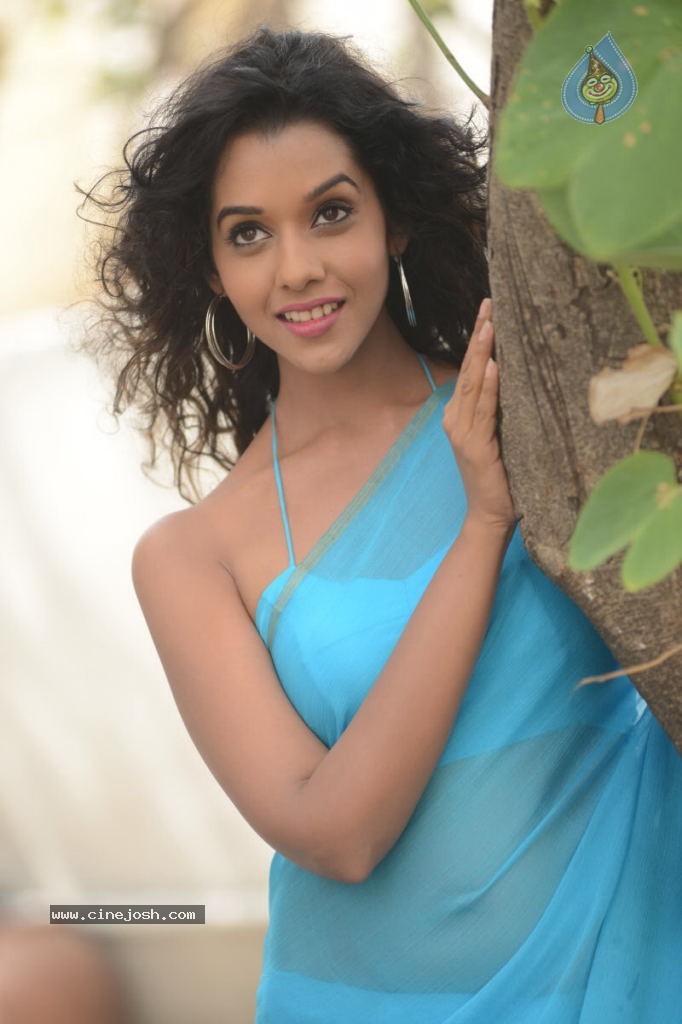 Anupriya Hot Stills - 40 / 119 photos