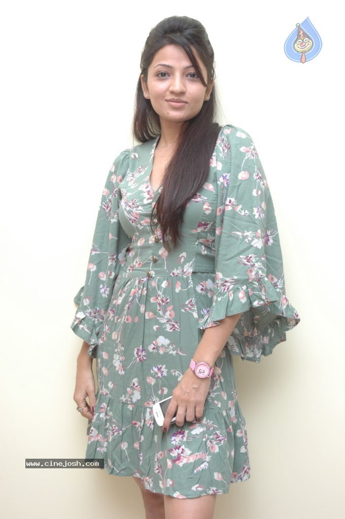 Anusha Jain Stills - 13 / 41 photos