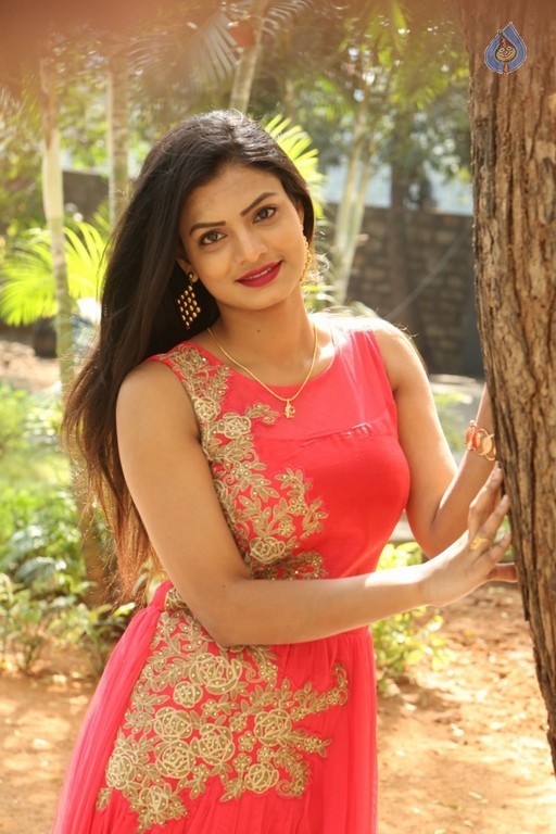 Anusha Latest Gallery - 14 / 37 photos