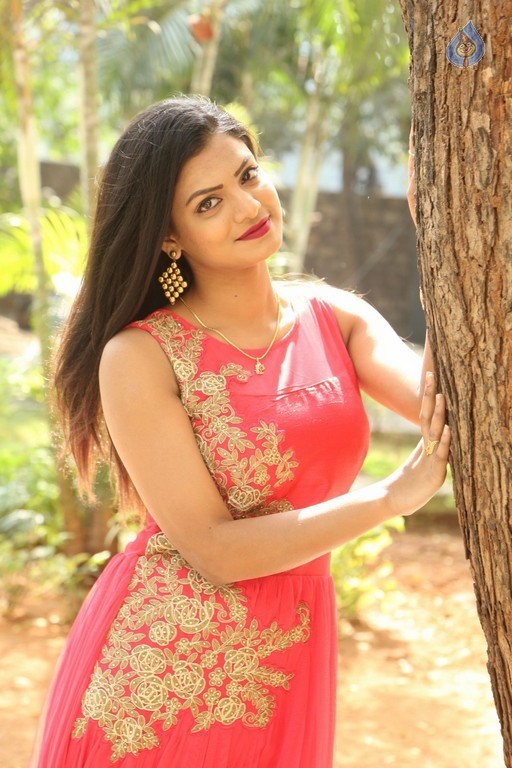 Anusha Latest Gallery - 17 / 37 photos