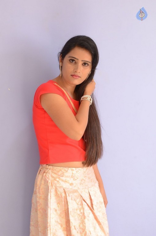 Anusha New Pics - 18 / 39 photos