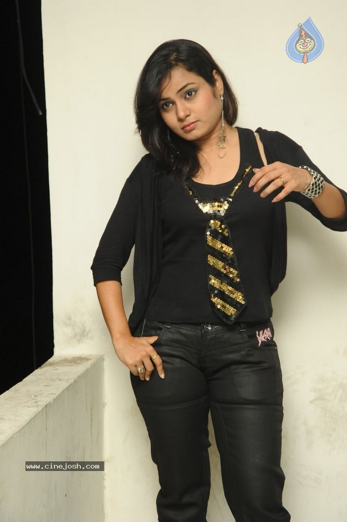 Anusha Stills - 55 / 76 photos