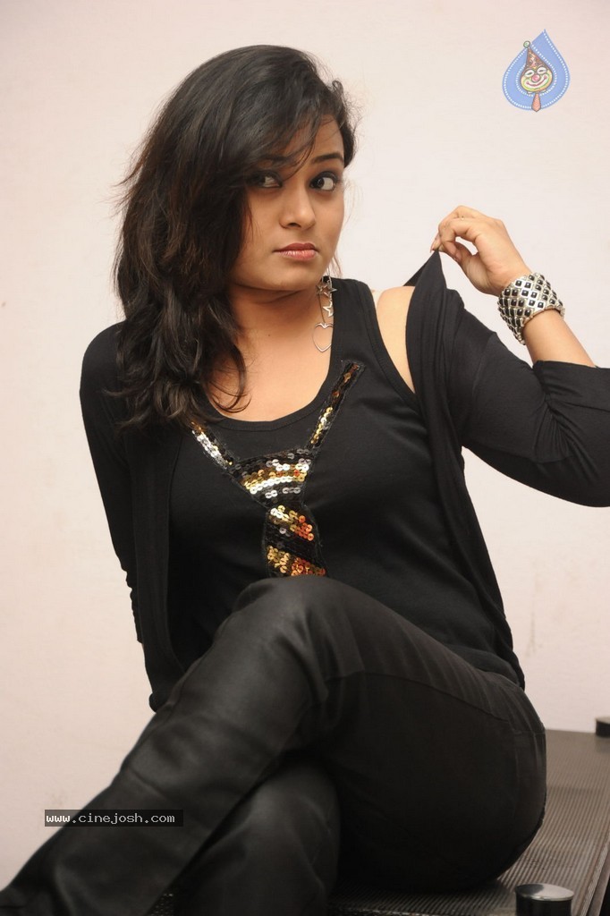 Anusha Stills - 68 / 76 photos