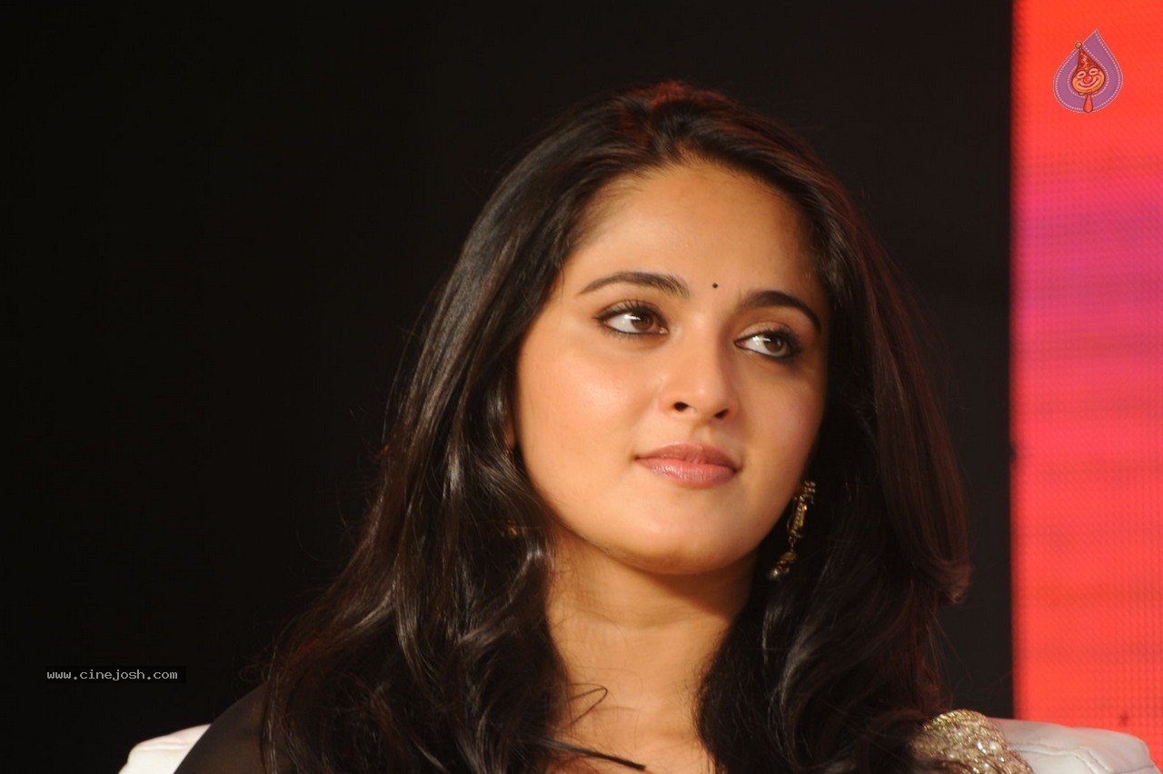 Anushka at Lingaa Audio SM - 31 / 45 photos