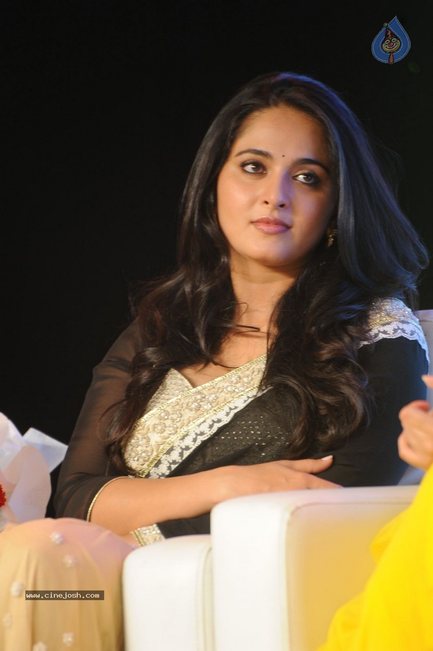 Anushka at Lingaa Audio SM - 33 / 45 photos