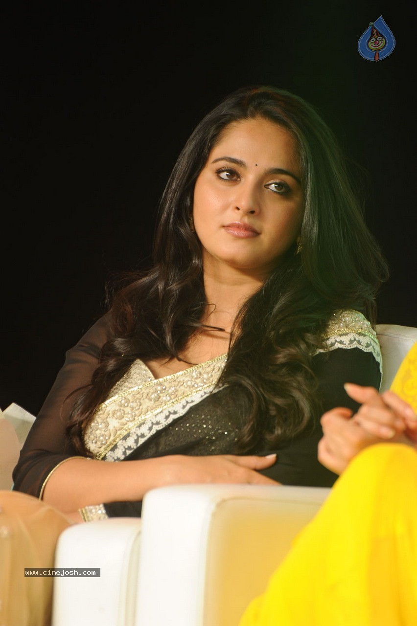 Anushka at Lingaa Audio SM - 39 / 45 photos