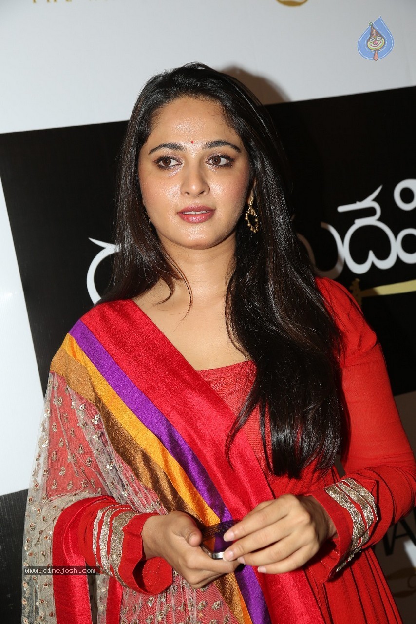 Anushka at Rudramadevi Trailer Launch - 22 / 64 photos