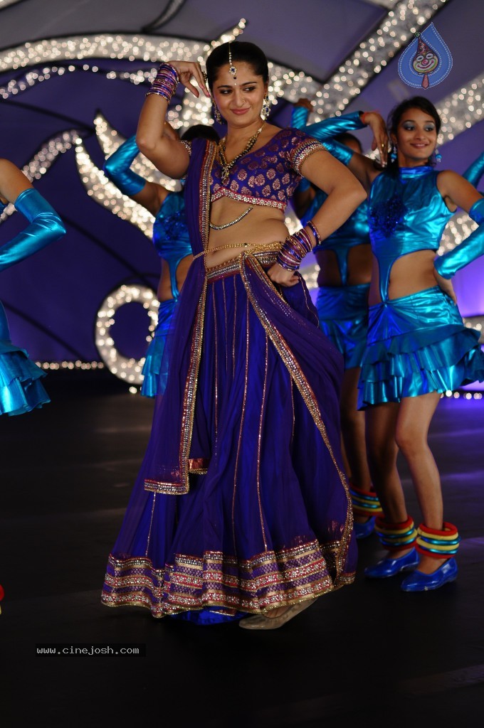 Anushka Latest Hot Stills - 13 / 54 photos