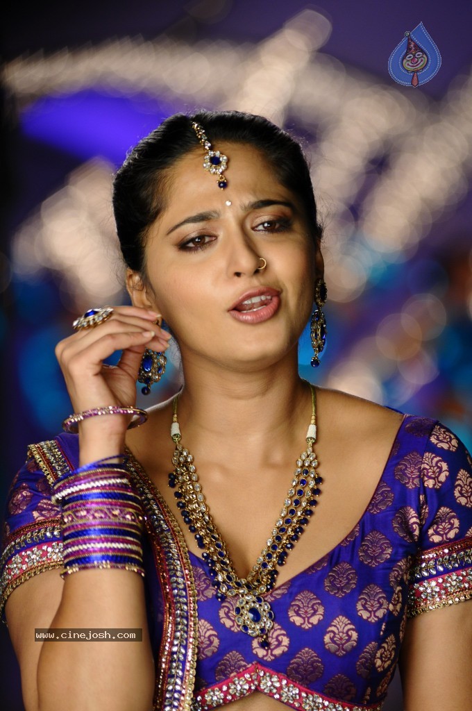 Anushka Latest Hot Stills - 17 / 54 photos