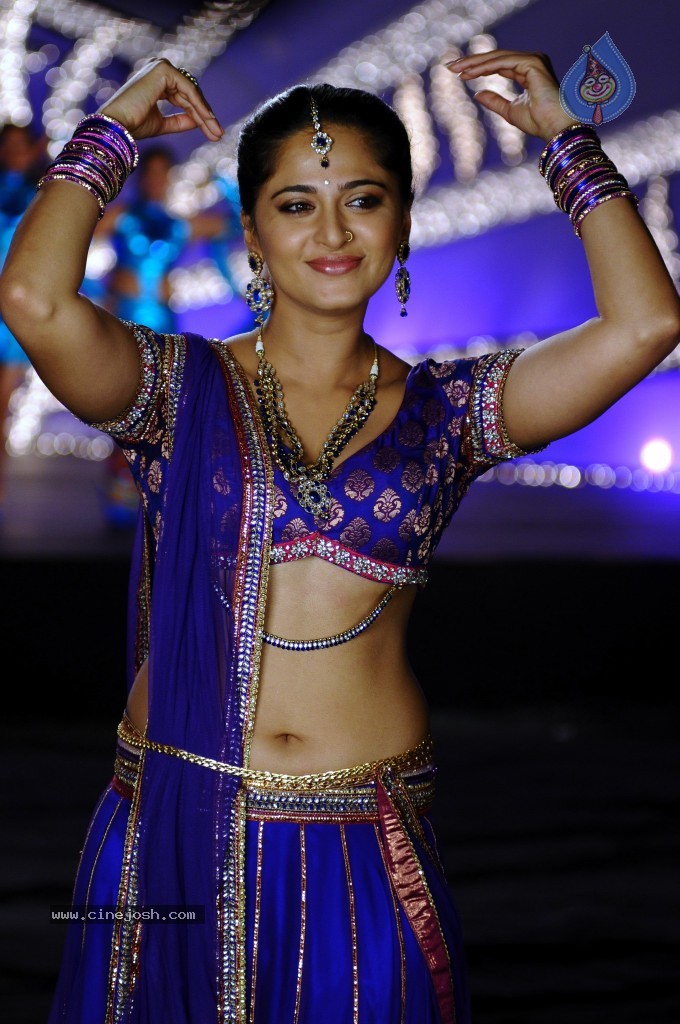 Anushka Latest Hot Stills - 25 / 54 photos