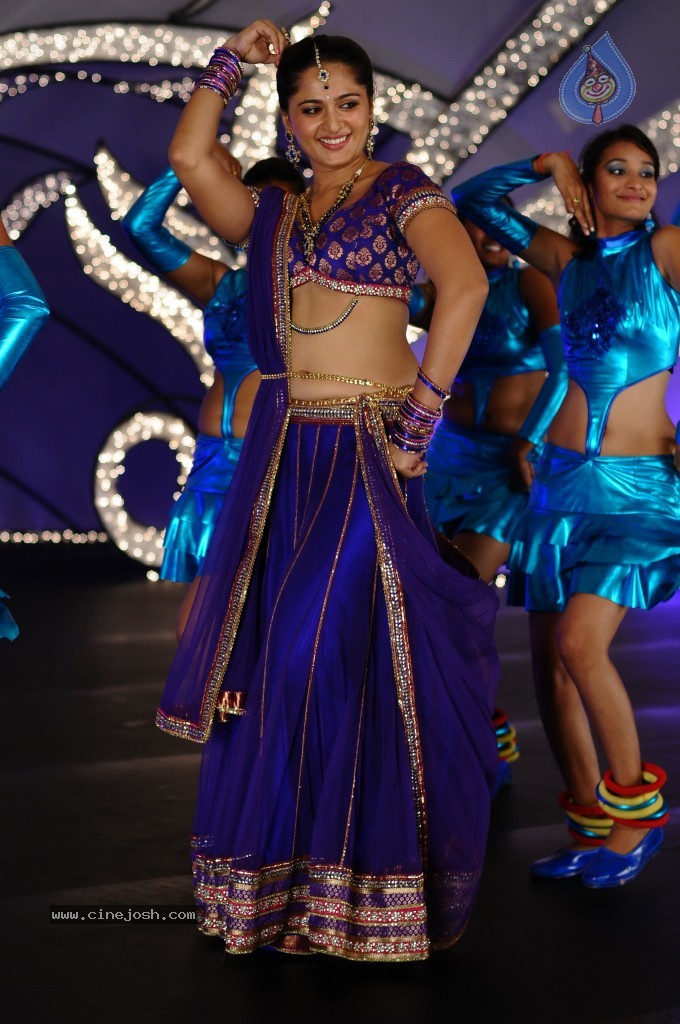 Anushka Latest Hot Stills - 27 / 54 photos