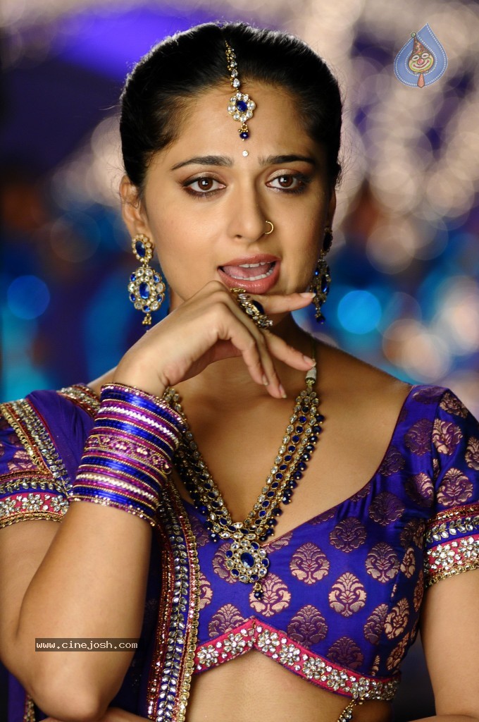 Anushka Latest Hot Stills - 32 / 54 photos