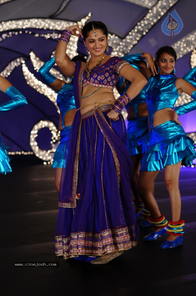 Anushka Latest Hot Stills - 33 / 54 photos