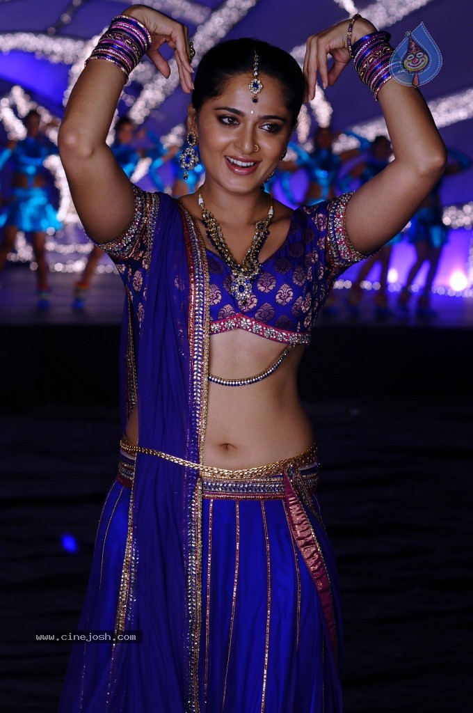 Anushka Latest Hot Stills - 34 / 54 photos