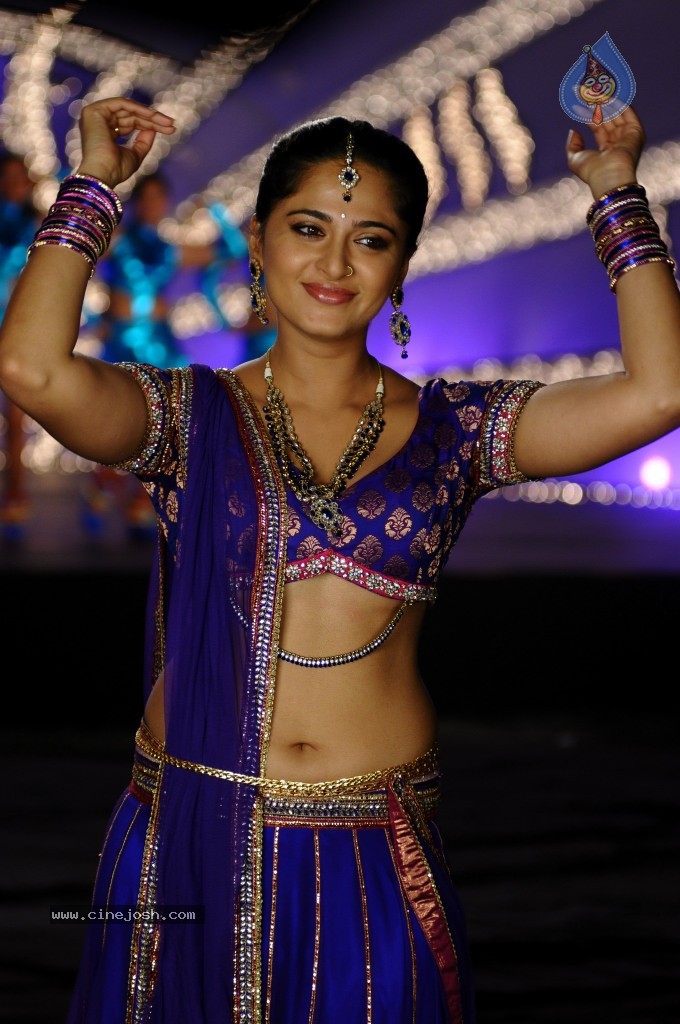 Anushka Latest Hot Stills - 35 / 54 photos