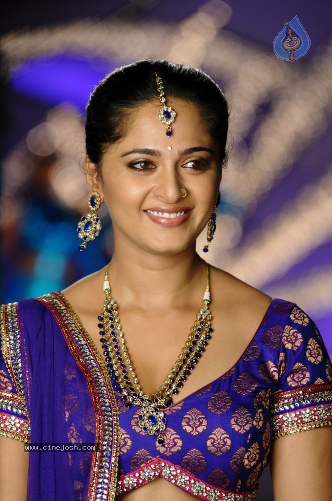 Anushka Latest Hot Stills - 38 / 54 photos