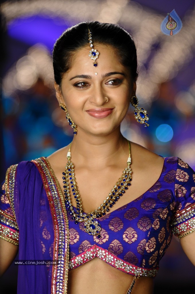 Anushka Latest Hot Stills - 40 / 54 photos