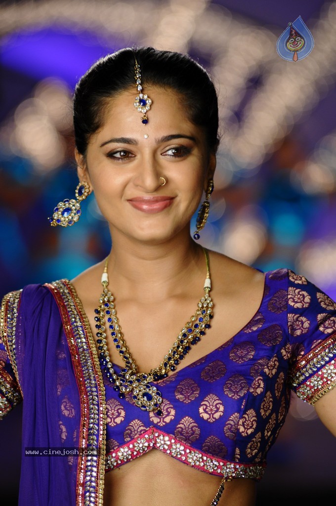 Anushka Latest Hot Stills - 41 / 54 photos