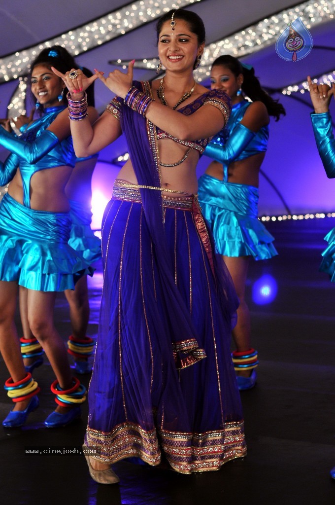 Anushka Latest Hot Stills - 51 / 54 photos