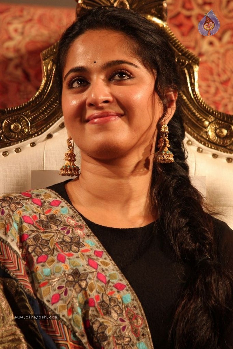 Anushka New Pics - 13 / 24 photos